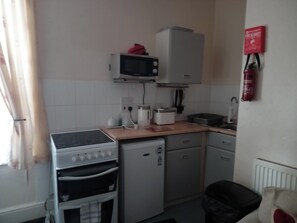 Een koelkast, een microgolfoven, een oven, een kookplaat