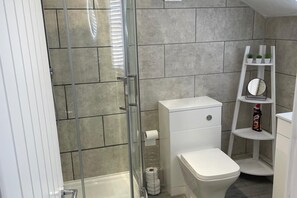 Douche, séchoir à cheveux, serviettes fournies, shampooing