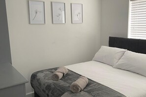 3 habitaciones, tabla de planchar con plancha, wifi y ropa de cama 