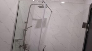 Douche, serviettes fournies