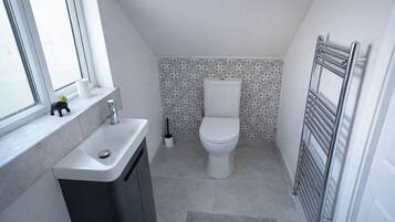 Een douche, een haardroger, handdoeken