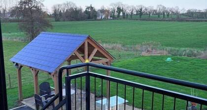 Lisburn - 1 Bedroom - sleeps 2 - Street parking