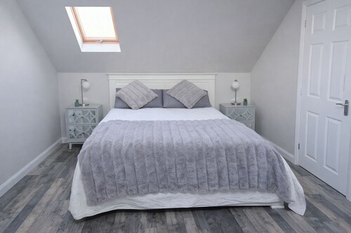 Lisburn - 1 Bedroom - sleeps 2 - Street parking
