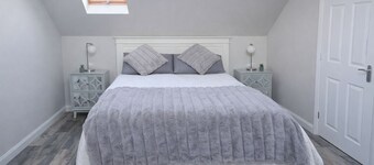 Lisburn - 1 Bedroom - sleeps 2 - Street parking