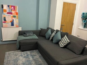 TV - Modern Central Edwardian Apartment 4pp Private Ent (Sheffield)