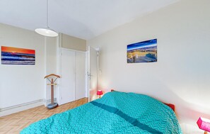 1 bedroom, iron/ironing board, travel cot - 1 bedroom beautiful home in Royan (Royan)