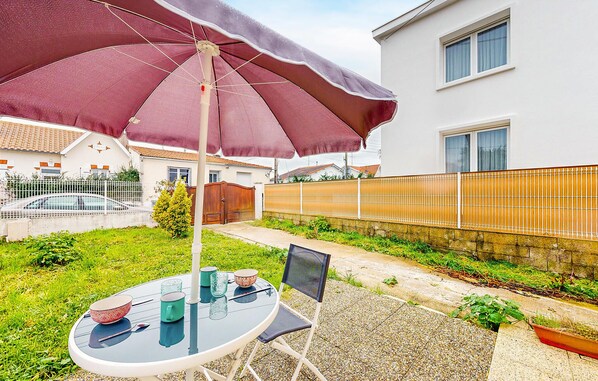 Outdoor dining - 1 bedroom beautiful home in Royan (Royan)