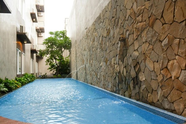 Una piscina al aire libre