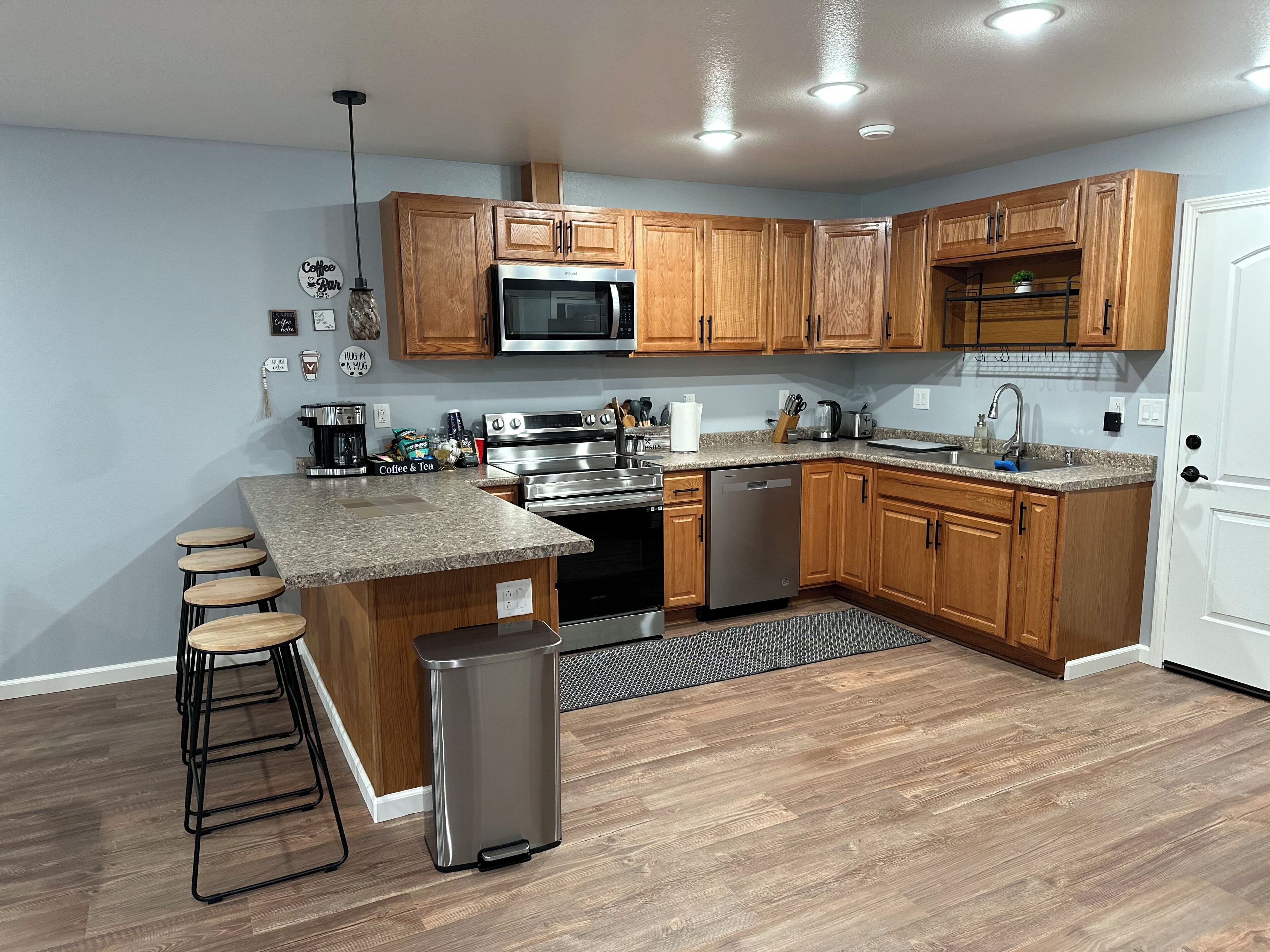 Réfrigérateur, micro-ondes, four, plaque de cuisson