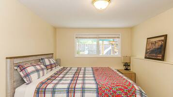 3 bedrooms, desk, iron/ironing board, free WiFi