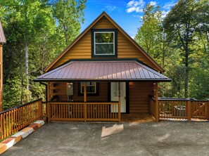 Exterior - Active Bears/By Dollywood/Pigeon Forge/ 80s & 90s Arcade loft/Downstairs Pool Rm (Sevierville)