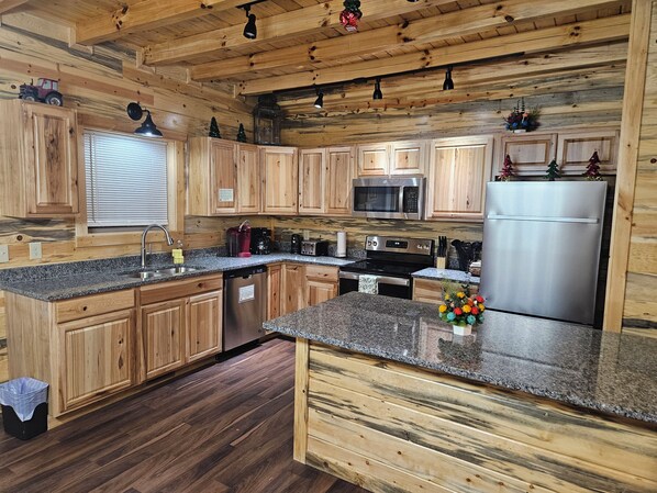 Fridge, microwave, oven, stovetop - Active Bears/By Dollywood/Pigeon Forge/ 80s & 90s Arcade loft/Downstairs Pool Rm (Sevierville)