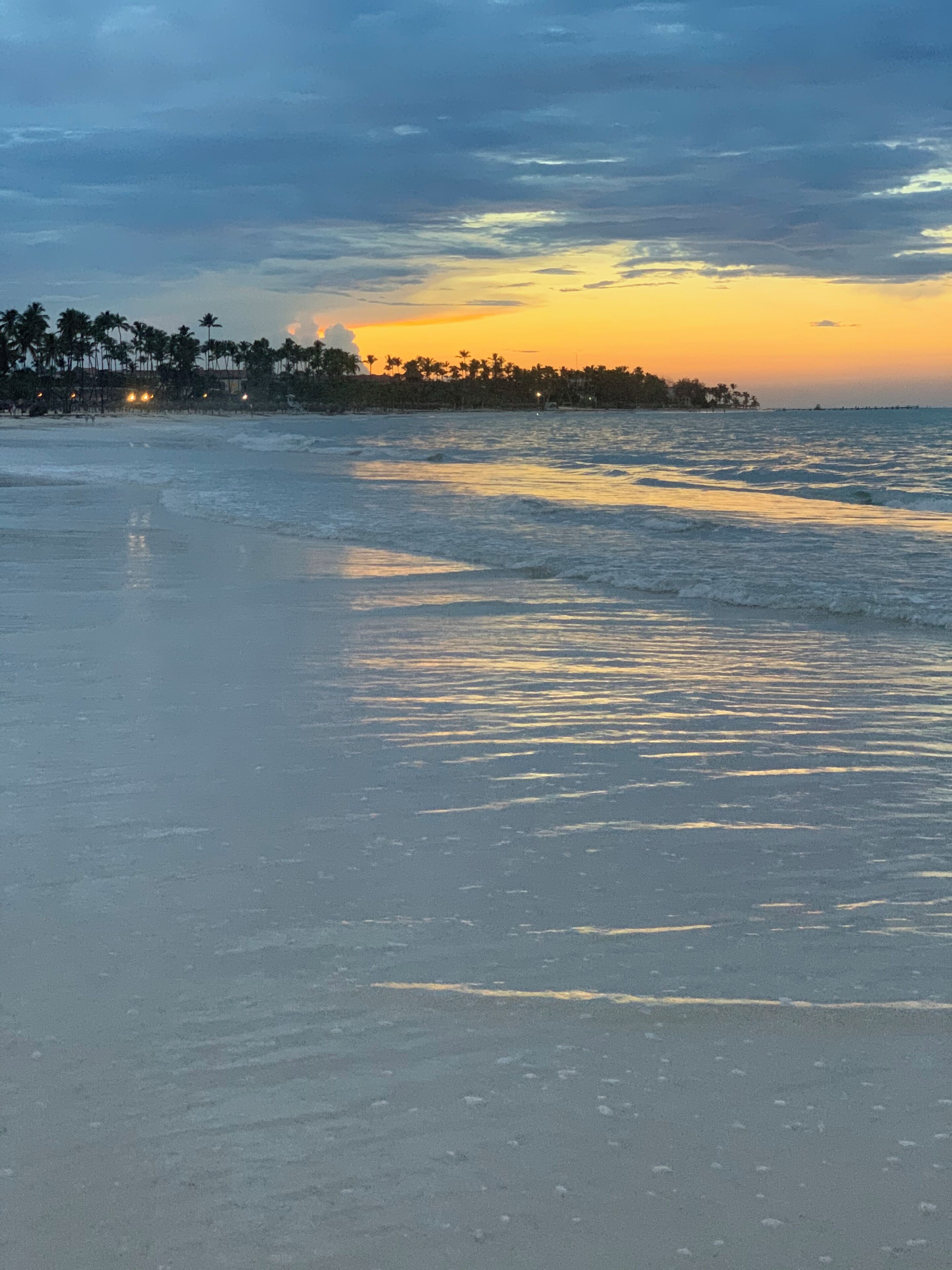 På stranden, solstolar och strandhanddukar