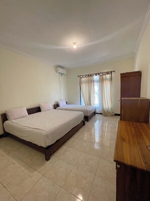 5 bedrooms, desk, WiFi, bed sheets