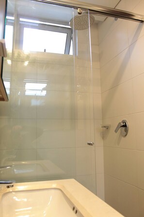 Hair dryer, towels, soap, toilet paper - Central studio apartment in nightlife Area  (Bogotá)