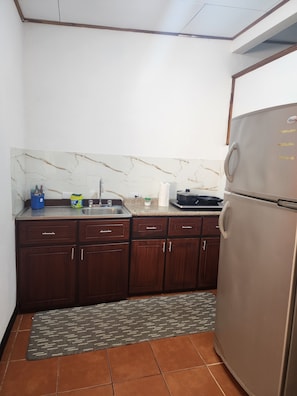 Réfrigérateur, micro-ondes, plaque de cuisson, cafetière/bouilloire