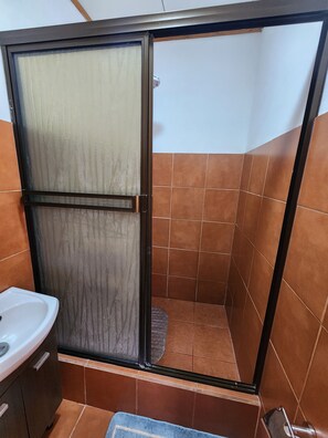 Shower, towels, soap, toilet paper - Quiet & comfortable apartment near to Downtown Quepos and Manuel Antonio. (El invu ,Quepos)
