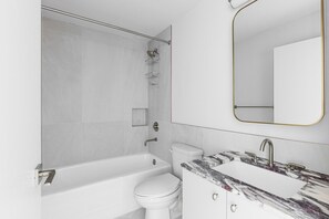 Secador de pelo, toallas