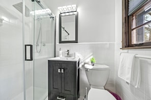 Douche, serviettes fournies, savon, papier de toilette