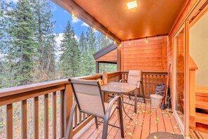 Outdoor dining - Tahoe Condo Near Skylandia Beach (Tahoe City)