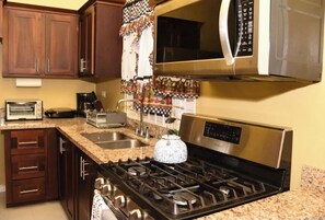 Micro-ondes, four, plaque de cuisson, cafetière/bouilloire