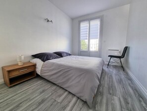 1 chambre, fer et planche à repasser, lit parapluie, Wi-Fi gratuit