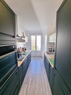 Réfrigérateur, micro-ondes, four, lave-vaisselle