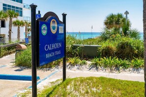 Property grounds - COASTAL CHARMER, Great Value, Clean, Walk 2 Beach, Pool, Fitness Center & The Palms Resort/Rest/Bar (Destin)