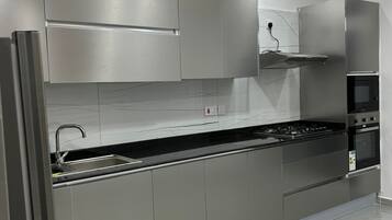 Full-sized fridge, microwave, oven, stovetop