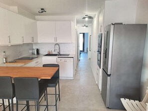 Refrigerador, horno, lavavajillas y utensilios de cocina 