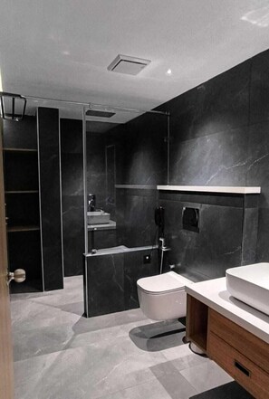 Quarto casal luxo | Banheiro | Produtos de toalete grátis, sabonete, shampoo, papel higiênico