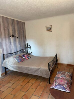 2 bedrooms, desk, iron/ironing board, travel crib - Beautiful house with large spring-water pool at the gateway to the Cévennes  (Alès)