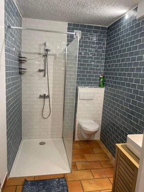 Shower, hair dryer, towels, soap - Beautiful house with large spring-water pool at the gateway to the Cévennes  (Alès)