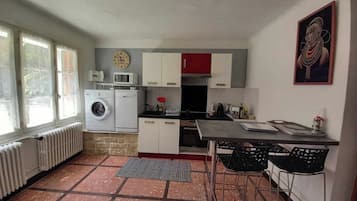 Geladeira, micro-ondas, fogão, cooktop