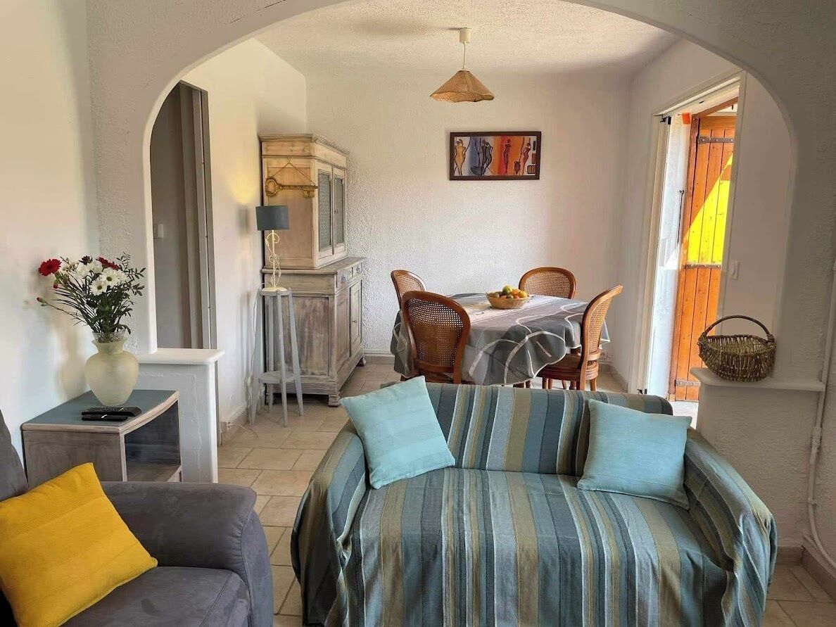 智能电视、书、立体声音响