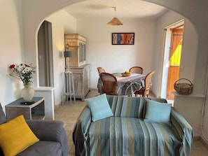 Smart TV, books, stereo