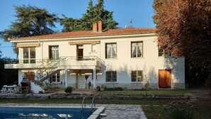 A two-story house with a swimming pool, a stone pathway, and a garden. - Beautiful house with large spring-water pool at the gateway to the Cévennes  (Alès)