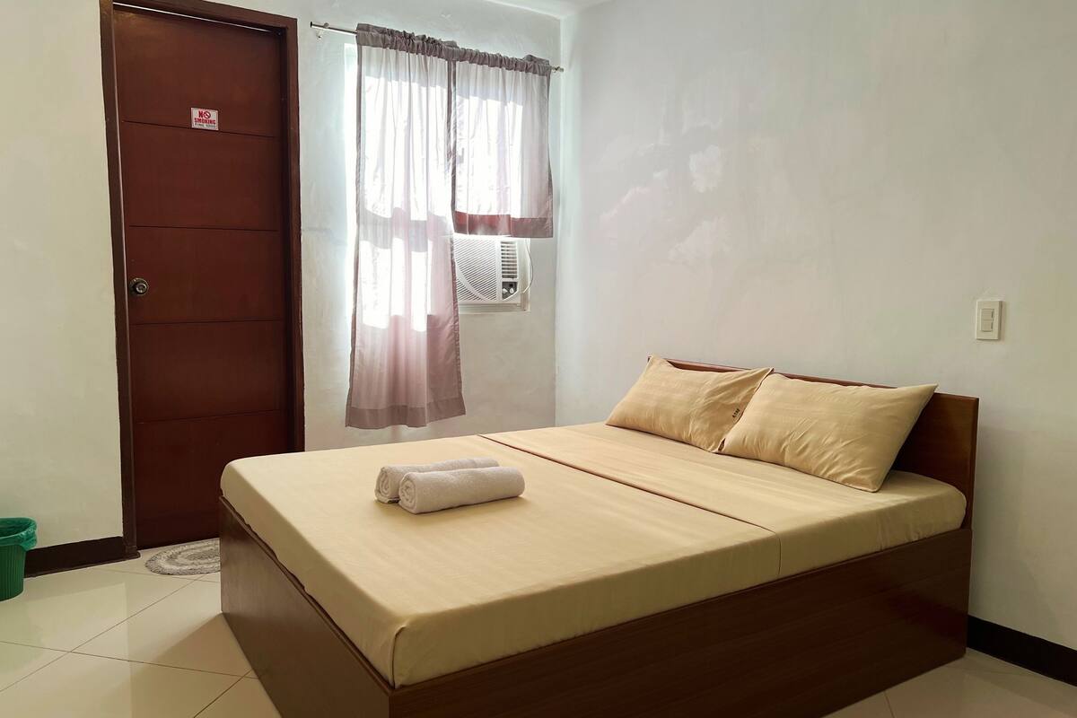 Deluxe Triple Room | Desk, WiFi (free), bed sheets