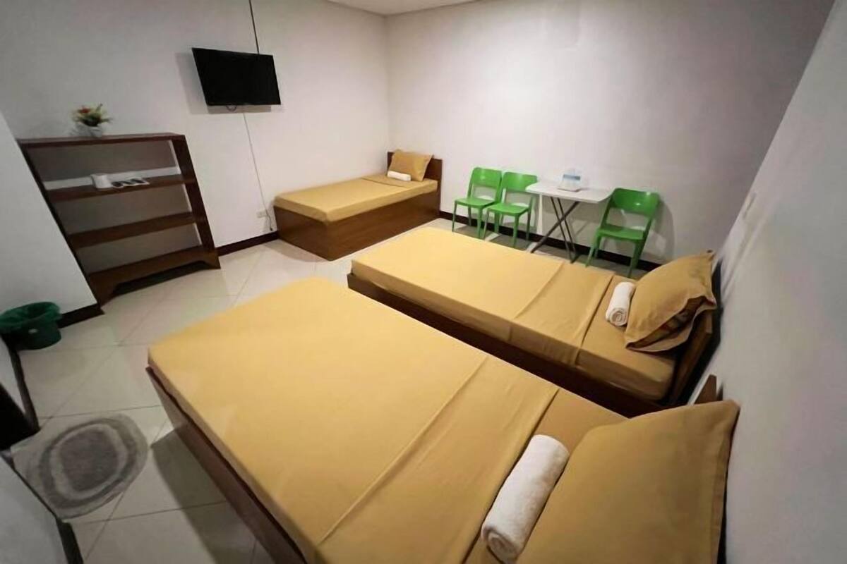 Escritorio, wifi gratis y ropa de cama
