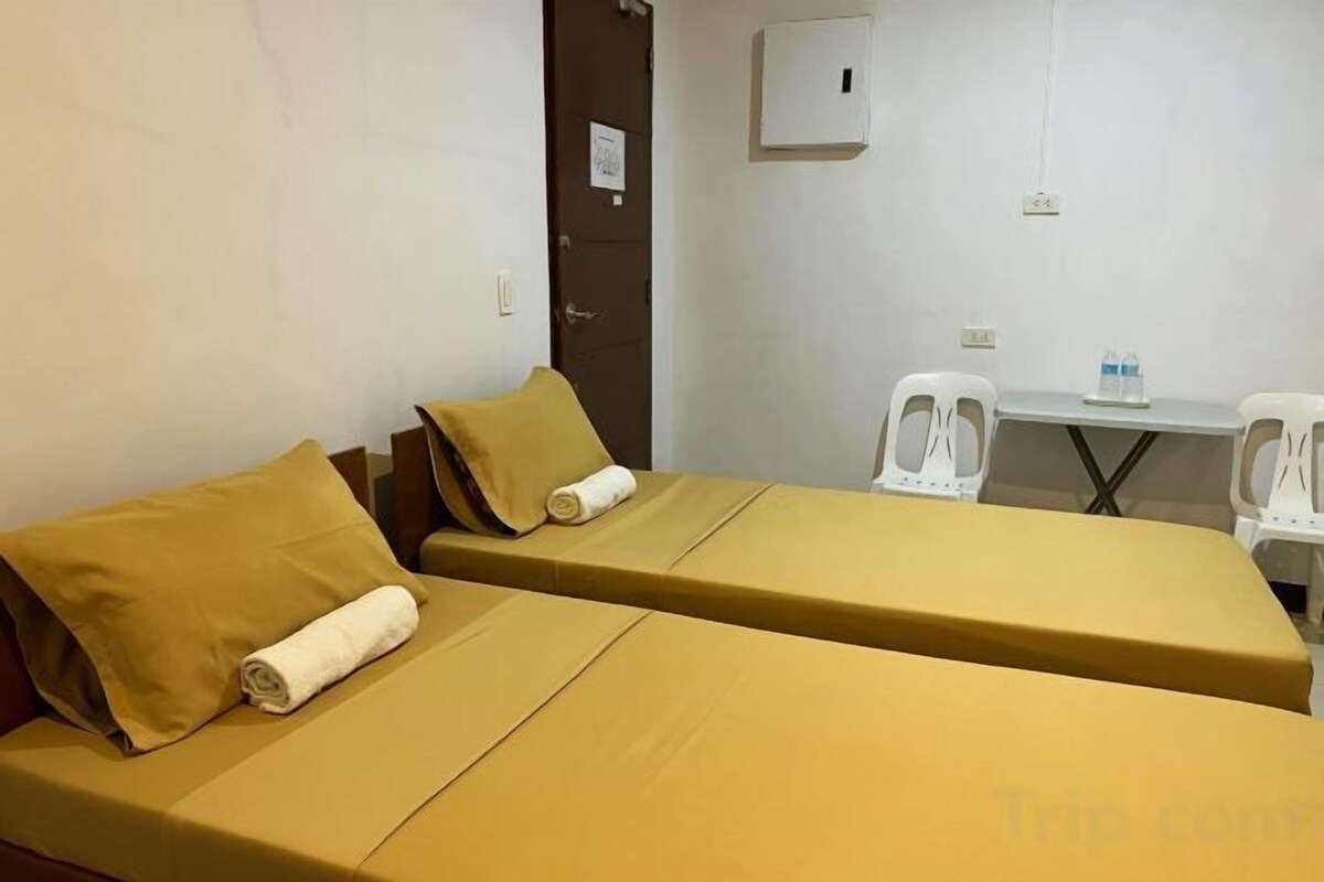 办公桌、免费 WiFi、床单