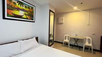 Standard Queen Room | Desk, free WiFi, bed sheets