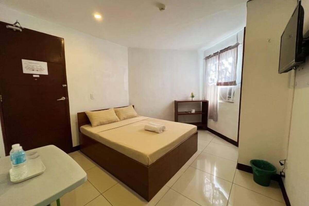 Escritorio, wifi gratis y ropa de cama