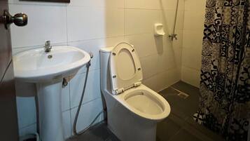 Habitación estándar con 2 camas individuales | Baño | Regadera, regadera tipo lluvia, amenidades de baño gratuitas, jabón