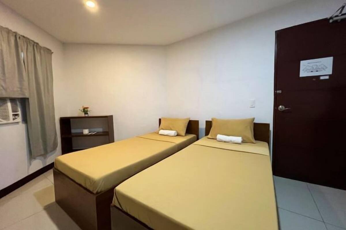 Escritorio, wifi gratis y ropa de cama