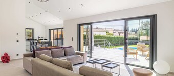 Modern Villa With Heated Pool and Garden