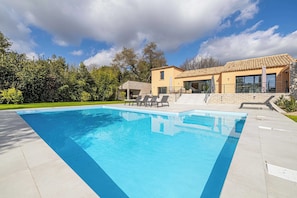 Villa | Pool | Outdoor pool - Modern Villa With Heated Pool and Garden (Mougins)
