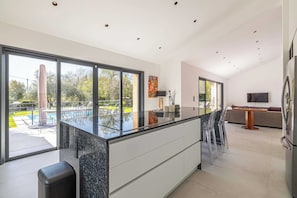 Villa | Eget kök | Kylskåp, mikrovågsugn, ugn och spishäll