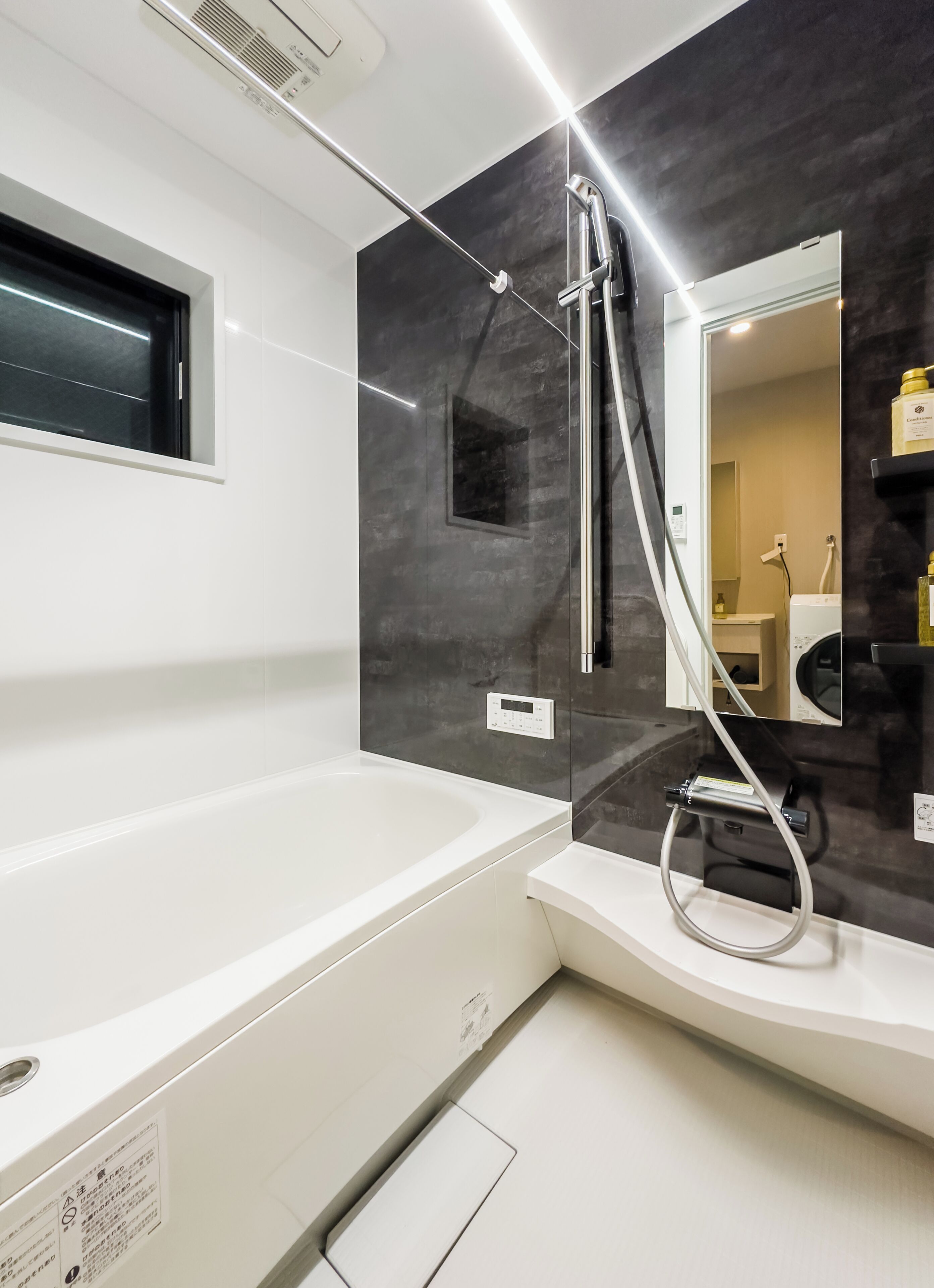Triple Room | Bathroom | Combined shower/tub, free toiletries, hair dryer, slippers