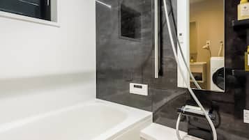 Triple Room | Bathroom | Combined shower/tub, free toiletries, hair dryer, slippers