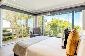4 bedrooms, desk, iron/ironing board, WiFi